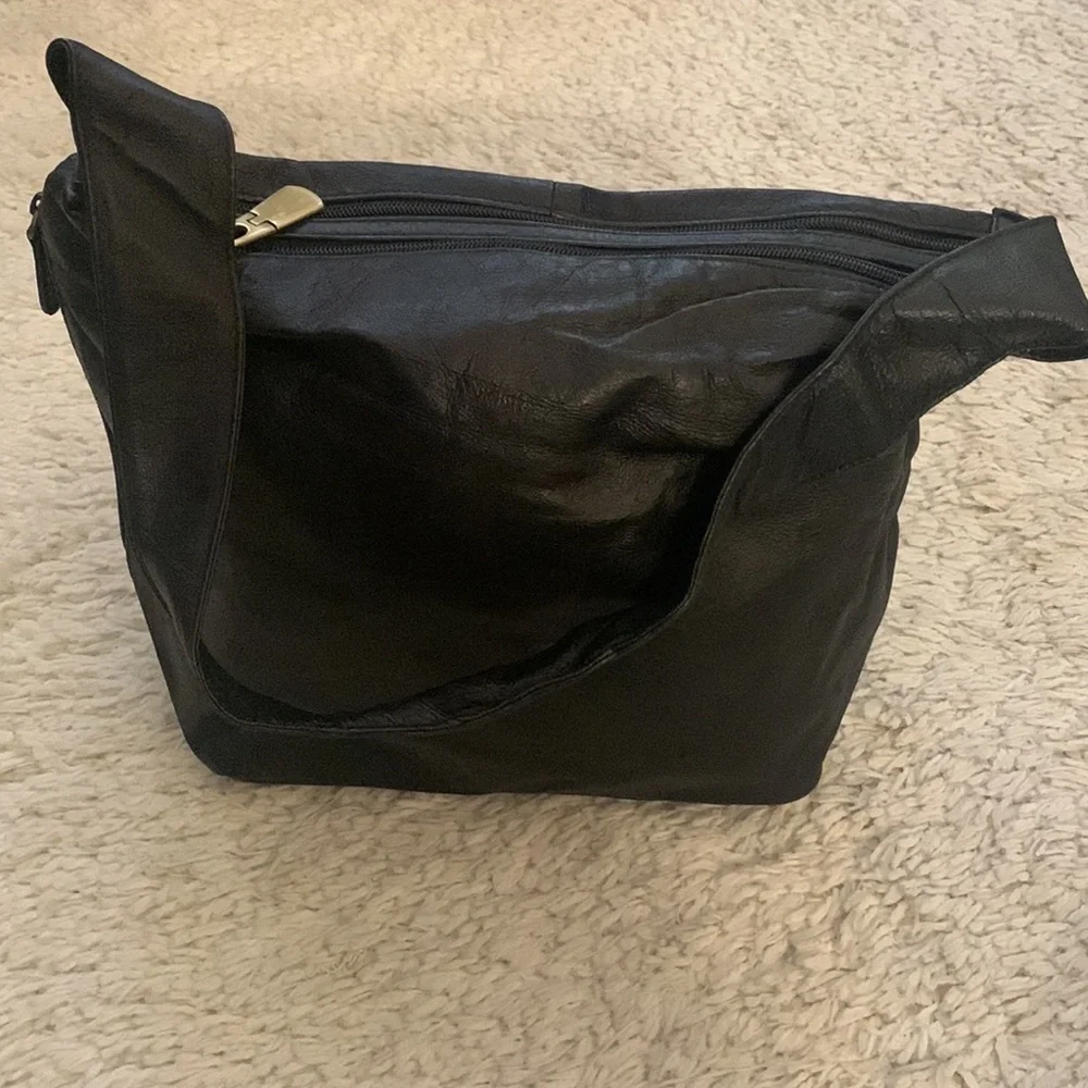 VINTAGE 80s Black Leather Side Zipper Shoulder Bag